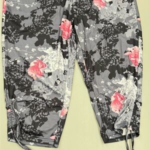 Woman’s Pretty Floral Print Capri Leggings with ties